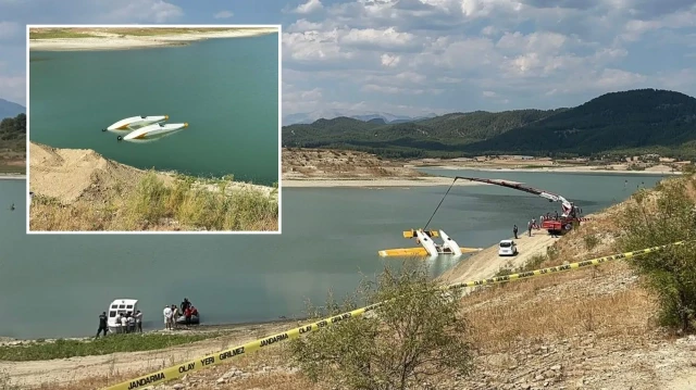 Burdur'da kaza kırıma uğrayan uçak göl kıyısına çekildi