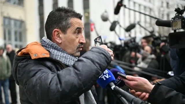 Le secrétaire général du syndicat Force ouvrière (FO), Frédéric Souillot, répond aux questions des journalistes après une réunion avec le Premier ministre français et les syndicats au ministère du Travail, à Paris, le 17 janvier 2025.