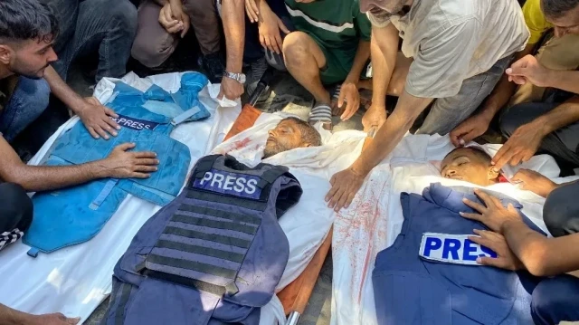 Des personnes pleurent devant les corps des journalistes palestiniens Moaz Abu Taha (à gauche), du photojournaliste Hussam al-Masri, sous-traitant de Reuters (au centre), et du photojournaliste d'Al-Jazeera Mohamed Salama (à droite), tués lors d'une frappe israélienne sur l'hôpital Nasser à Khan Yunis, dans le sud de la bande de Gaza, avant leurs funérailles le 25 août 2025.