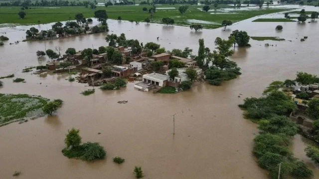 Des maisons partiellement submergées dans la zone inondée du village de Haqu Wala, dans le district de Kasur au Pakistan, le 24 août 2025.