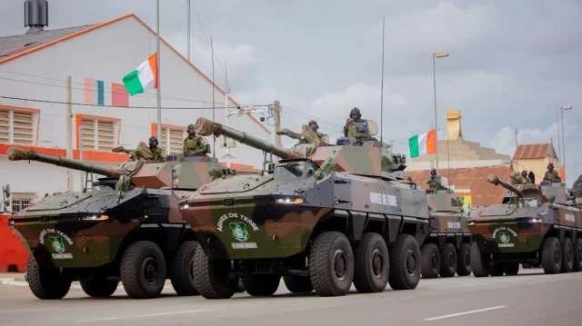 Outre sa réponse militaire, en coopération avec des partenaires internationaux comme la France, l'Etat ivoirien a également lancé un grand programme social pour les populations jeunes du nord, afin de les dissuader de rejoindre les groupes armés. 
