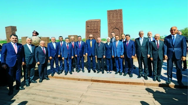 Cumhurbaşkanı Erdoğan, Okçular Vakfı’nca Malazgirt Zaferi’nin 954’üncü yıl dönümü dolayısıyla Bitlis’in Ahlat ilçesinde düzenlenen etkinliklere katıldı. 