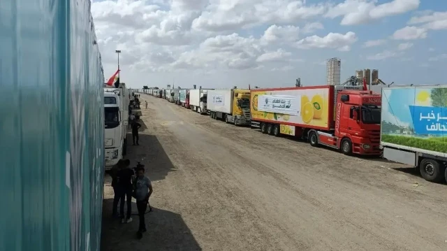  مئات شاحنات المساعدات تنتظر بغزة وحكومة الاحتلال تدعي أنها تدعو الأمم المتحدة لتوزيعها