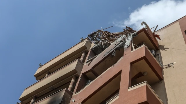 Façade de l'hopital Nasser après la double attaque israélienne subie, à Khan Younès, dans la bande de Gaza, le 25 août 2025.