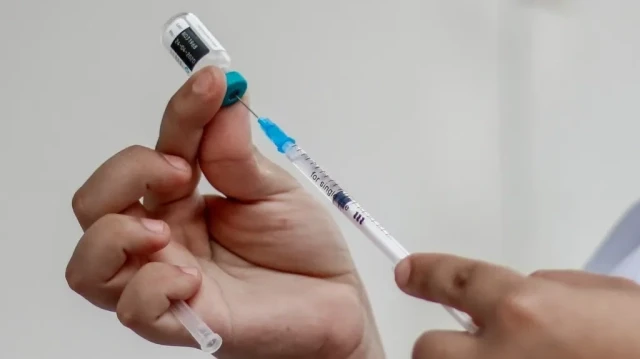 Les autorités lancent une vaste campagne de vaccination pour endiguer la propagation du virus;