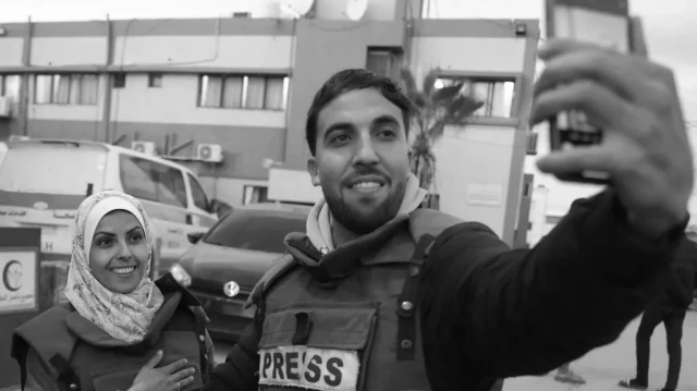 Moaz Abu Taha, un journaliste palestinien qui a travaillé pour plusieurs médias palestiniens et internationaux, et une journaliste visuelle palestinienne qui travaillait en freelance pour l'AP depuis le début de la guerre, à Khan Yunis, dans le sud de la bande de Gaza. Photo prise le 18 janvier 2025. Le 25 août, l'Association de la presse étrangère a demandé des "explications immédiates" à l'armée israélienne et au cabinet du Premier ministre, après qu'une frappe israélienne sur un hôpital a tué cinq journalistes, dont Moaz Abu Taha et Mariam Dagga.