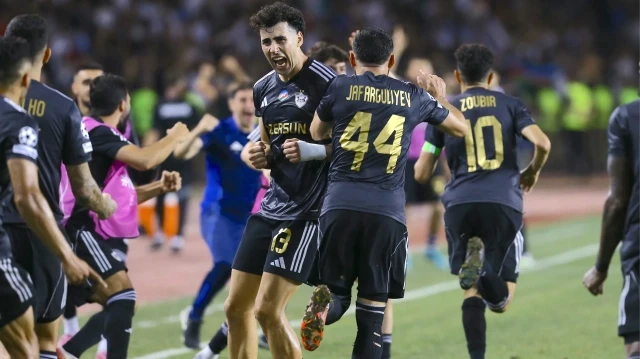 Karabağlı futbolcuların yaşadığı gol sevinci.