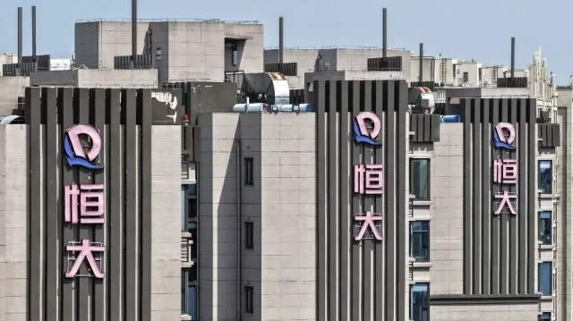 Les logos du groupe Evergrande sont visibles sur des immeubles d'habitation à Nanjing, dans la province chinoise du Jiangsu, à l'est du pays, le 25 août 2025.