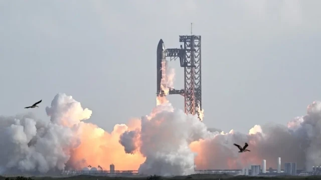 La fusée Starship de SpaceX décolle de Starbase, au Texas, vue depuis South Padre Island le 26 août 2025, pour son dixième vol d'essai.