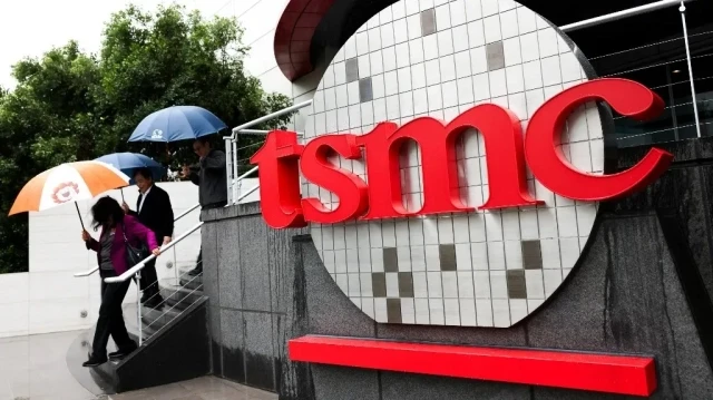 Des personnes sortent du musée de l'innovation de Taiwan Semiconductor Manufacturing Company (TSMC) situé à son siège social à Hsinchu, le 21 novembre 2024. Le 27 août 2025, les procureurs taïwanais ont inculpé trois personnes pour vol de secrets commerciaux à TSMC, le plus grand fabricant mondial de puces semi-conductrices.