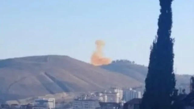 Photo amateur montrant la frappe israélienne ayant tué six soldats syriens, à Kiswah, le 26 août 2025.