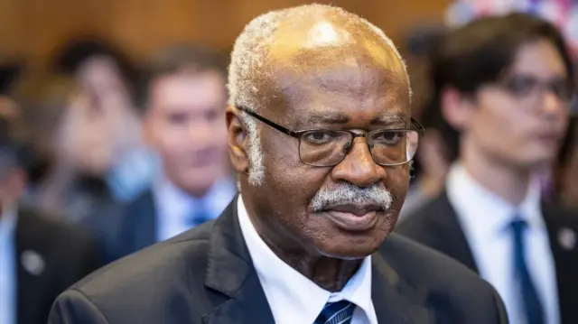 Le président de l'Assemblée générale des Nations unies, Philemon Yang, observe la session de la Cour internationale de justice (CIJ), à La Haye, le 23 juillet 2025.