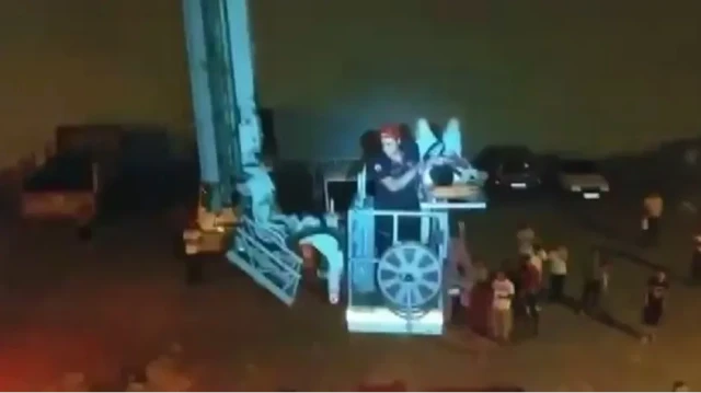 Balkondan düşen çocuk iş yeri çatısında mahsur kaldı
