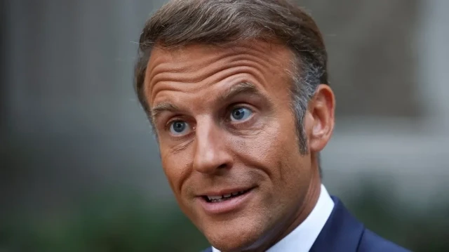 Le président français Emmanuel Macron s'adresse aux médias à la résidence de l'ambassadeur de France à Washington, DC, le 18 août 2025, à l'issue d'une réunion avec le président américain Donald Trump, le président ukrainien Volodymyr Zelenskiy et des dirigeants européens dans le cadre des négociations visant à mettre fin à la guerre menée par la Russie en Ukraine.