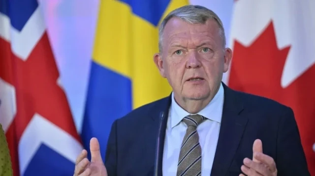 Le ministre danois des Affaires étrangères, Lars Lokke Rasmussen, s'adresse à la presse après une réunion avec ses homologues danois, norvégien, suédois et islandais au Centre finlandais de la nature Haltia à Espoo, en Finlande, le 19 août 2025.