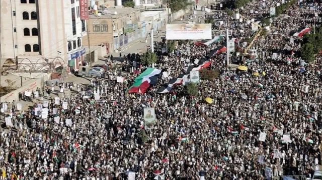 آلاف اليمنيين يتظاهرون بجامعة صنعاء تأكيدا لمواصلة دعم غزة