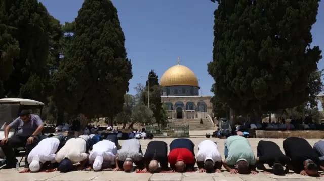 Des fidèles musulmans assistent à la prière du vendredi midi devant le Dôme du Rocher, dans l'enceinte de la mosquée Al-Aqsa, dans la vieille ville de Jérusalem, le 27 juin 2025.