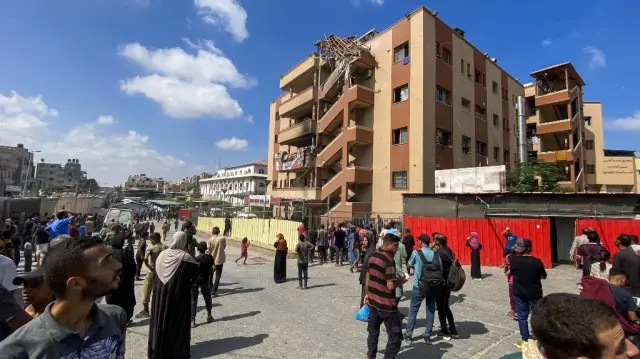 Des Palestiniens se rassemblent devant l'hôpital Nasser à Khan Yunis, dans le sud de la bande de Gaza, le 25 août 2025, à la suite des frappes israéliennes.