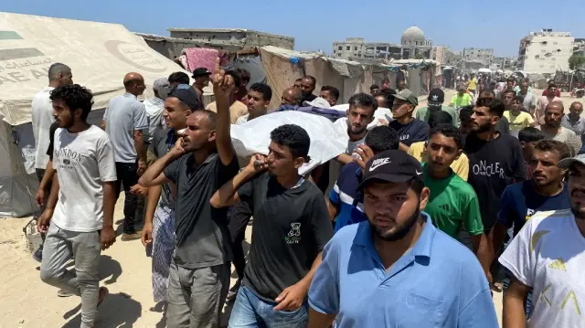 Des personnes en deuil transportent le corps de l'un des cinq journalistes tués lors d'une frappe israélienne sur l'hôpital Nasser à Khan Yunis, dans le sud de la bande de Gaza, lors de leurs funérailles le 25 août 2025.