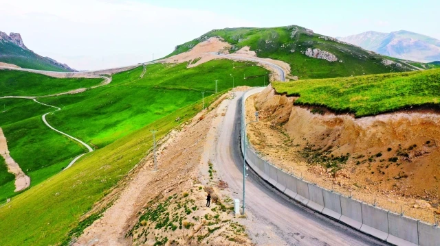 Türkiye-İran hududunda güvenliğin sağlanması için 2021 yılında başlatılan sınır duvarı inşaası devam ediyor.