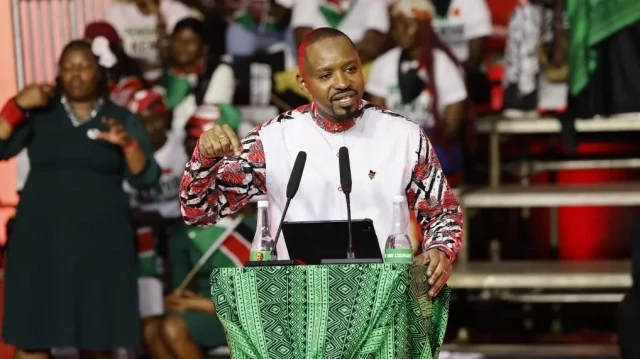 L'activiste kenyan Boniface Mwangi gesticule lors d'une conférence de presse à Nairobi, le 27 août 2025. Boniface Mwangi, éminent activiste kenyan des droits de l'homme et critique virulent du président William Ruto, a annoncé mercredi sa candidature à l'élection présidentielle de 2027, quelques semaines après la répression sanglante des manifestations antigouvernementales.