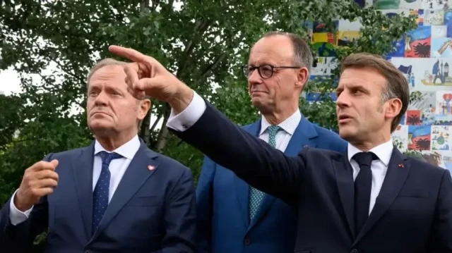 Президент Франции Эмманюэль Макрон, канцлер Германии Фридрих Мерц и премьер-министр Польши Дональд Туск