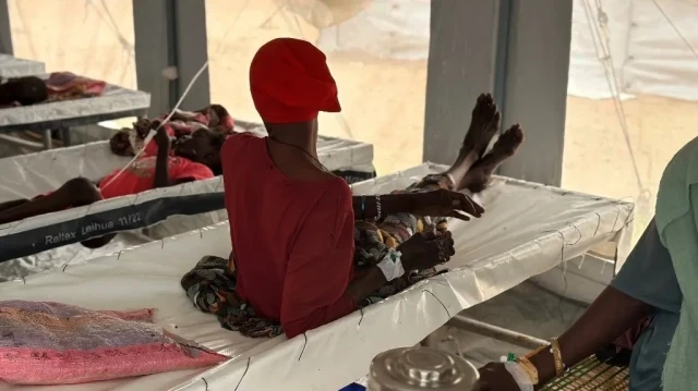 Des patients atteints du choléra reçoivent des soins dans le centre d'isolement dédié à cette maladie dans les camps de réfugiés de l'ouest du Soudan, dans la ville de Tawila au Darfour.