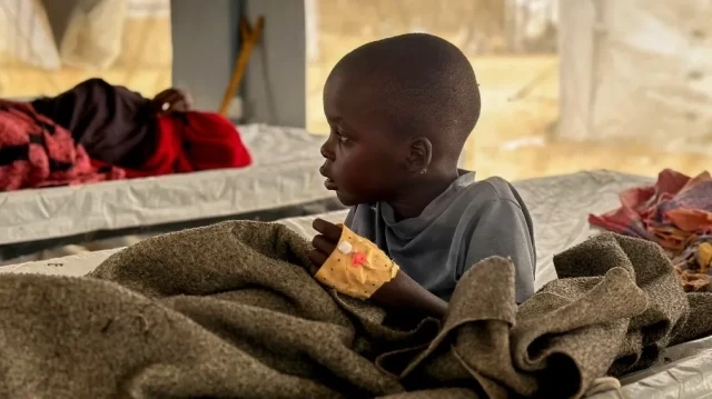 Un enfant infecté par le choléra reçoit des soins dans le centre d'isolement pour choléra des camps de réfugiés de l'ouest du Soudan, dans la ville de Tawila au Darfour, le 12 août 2025.