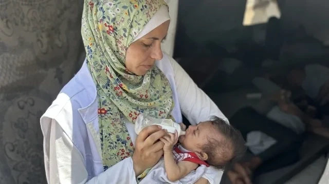 وسط المجاعة.. "أطباء بلا حدود" تقدم غذاء لرضع بمستشفى في غزة