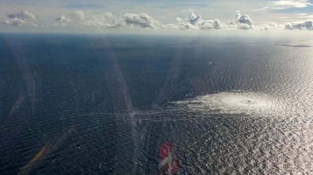 Cette photo diffusée le 27 septembre 2022 par le commandement de la défense danoise montre la fuite de gaz sur le gazoduc Nord Stream 2, telle qu'elle est vue depuis le F-16 de la défense danoise qui a réagi au large de l'île danoise de Bornholm, au sud de Dueodde, dans la mer Baltique.