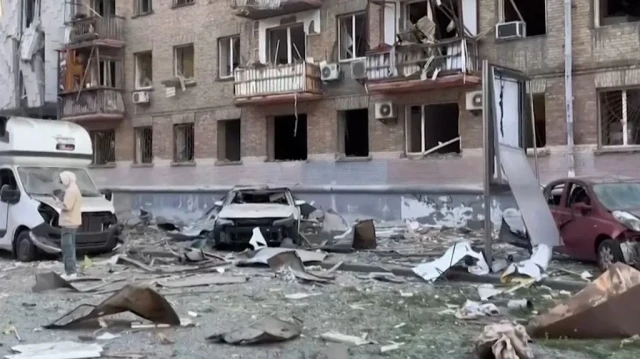 Cette capture d'écran tirée d'une vidéo filmée et diffusée par la présidence ukrainienne le 28 août 2025 montre un bâtiment endommagé à la suite d'une frappe de missile russe à Kiev, dans le contexte de l'invasion russe de l'Ukraine.