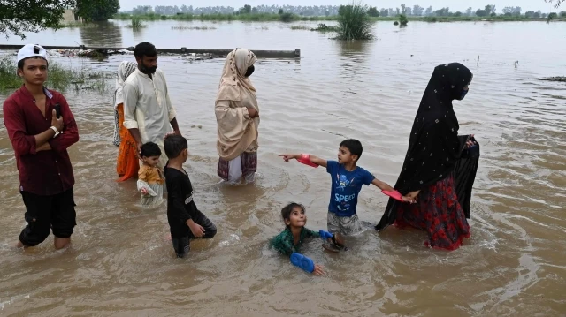 سیلابی پانی میں گھرے علاقوں سے لوگ نقل مکانی کر رہے ہیں۔