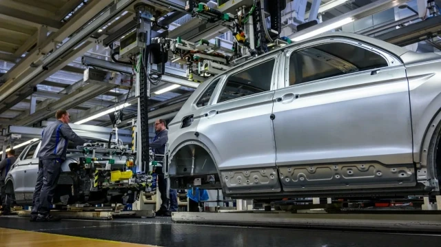 Les voitures électriques et hybrides poursuivent leur ascension, tandis que l’essence et le diesel reculent nettement.