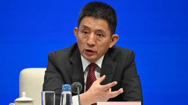 Li Chenggang, négociateur commercial international et vice-ministre du Commerce de la Chine, s'exprime lors d'une conférence de presse à Pékin, le 18 juillet 2025.