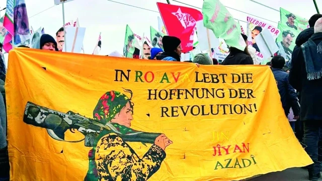 “Terörsüz Türkiye” süreci devam ederken Köln’deki Nevruz etkinliğinde bazı gruplar “Rojava’da devrim ümidi yaşıyor” yazılı bir pankart taşımıştı.