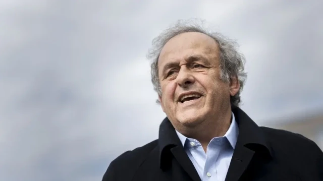 L’ancien président de l’UEFA Michel Platini regarde en quittant le tribunal après le verdict de l’appel du Ministère public de la Confédération contre les anciens présidents de l’UEFA et de la Fifa concernant un paiement suspecté de fraude, à Muttenz près de Bâle, le 25 mars 2025. 