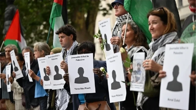 لندن.. مئات الأشخاص يحيون ذكرى صحفيين قتلتهم إسرائيل في غزة