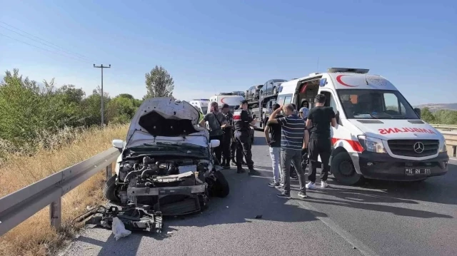 Otomobil traktöre çarptı: Yolcu yaralı