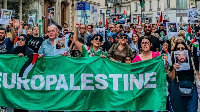 Manifestation à Paris, le 27 août 2025 pour dénoncer le génocide à Gaza.