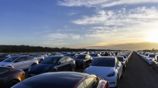 Des voitures Tesla se sont rassemblées pour tenter d'établir un record mondial en illuminant plus de 1 000 Tesla lors d'un spectacle lumineux parfaitement synchronisé organisé par Electrify Europe, Tesla Belgium, Droneport, Tesla Owners Belgium et Tesla Owners Netherlands, à Saint-Trond, le dimanche 23 février 2025.
