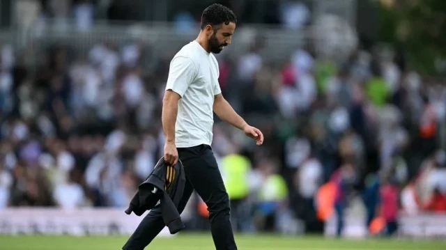 L’entraîneur portugais de Manchester United, Ruben Amorim, marche sur la pelouse après le match de Premier League anglaise entre Fulham et Manchester United au Craven Cottage, à Londres, le 24 août 2025.