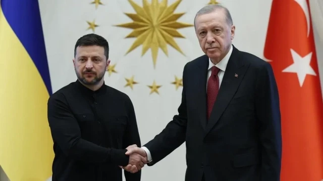Turkish President Recep Tayyip Erdogan (R) and Ukrainian counterpart Volodymyr Zelenskyy (L)