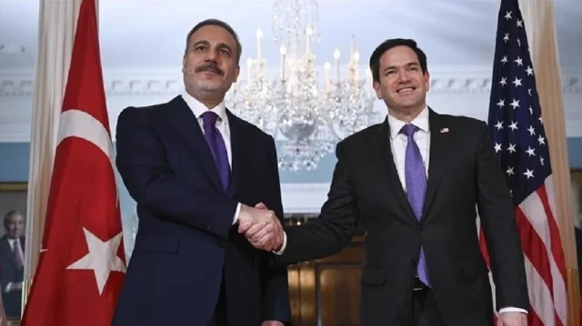 Turkish Foreign Minister Hakan Fidan (L) and US Secretary of State Marco Rubio (R)