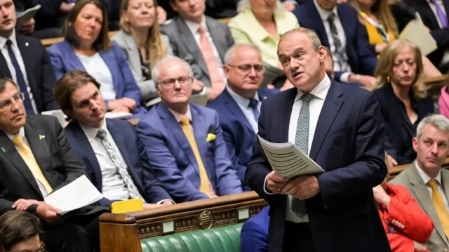 Une photo diffusée par le Parlement britannique montre le président et député du parti libéral-démocrate Ed Davey s'exprimant lors de la séance des questions au Premier ministre (PMQ) à la Chambre des communes, dans le centre de Londres, le 14 mai 2025.