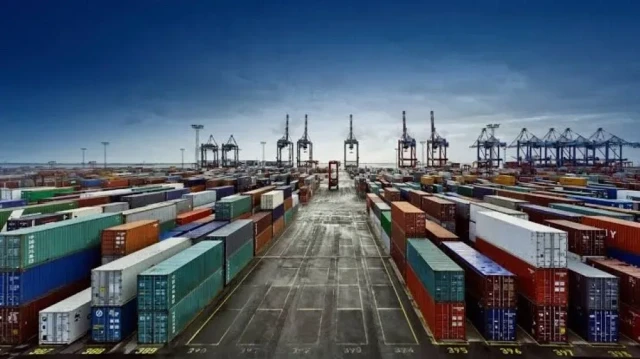 La hausse des exportations turques réduit le déficit commercial malgré une croissance des importations.