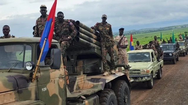 Des soldats de l'armée soudanaise défilent dans les rues de la ville de Gedaref, dans l'est du Soudan, le 14 août 2025, pour marquer le 71e anniversaire de la création de l'armée soudanaise.