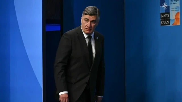 Le président croate Zoran Milanovic arrive pour poser pour une photo avec le secrétaire général de l'OTAN Mark Rutte et le Premier ministre néerlandais Dick Schoof (absent de la photo) lors du sommet des chefs d'État et de gouvernement de l'Organisation du traité de l'Atlantique Nord (OTAN) à La Haye, le 25 juin 2025.