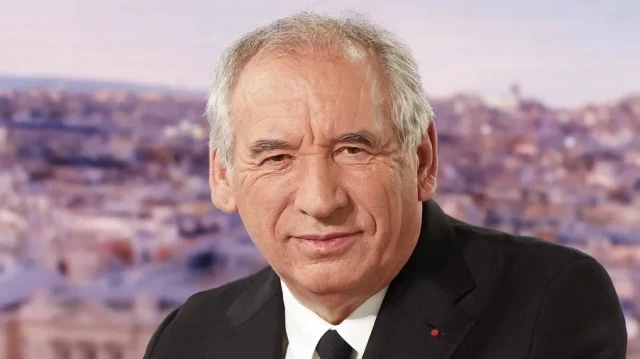 Le Premier ministre français François Bayrou pose avant une interview dans le journal télévisé du soir de la chaîne française TF1, à Boulogne-Billancourt, près de Paris, le 27 août 2025.