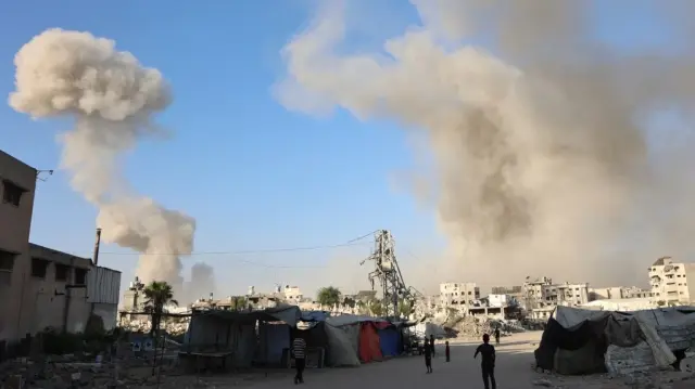 De la fumée s'élève après une opération de l'armée israélienne dans le quartier de Zeitoun, à Gaza, le 26 août 2025.