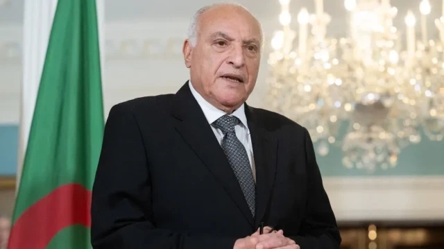 Le ministre algérien des Affaires étrangères Ahmed Attaf s'adresse aux médias avant sa rencontre avec le secrétaire d'État américain Antony Blinken au département d'État à Washington, DC, le 9 août 2023.
